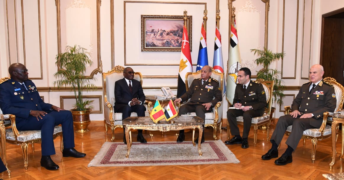 وزير الدفاع يبحث مع نظيره السنغالي تعزيز التعاون العسكري