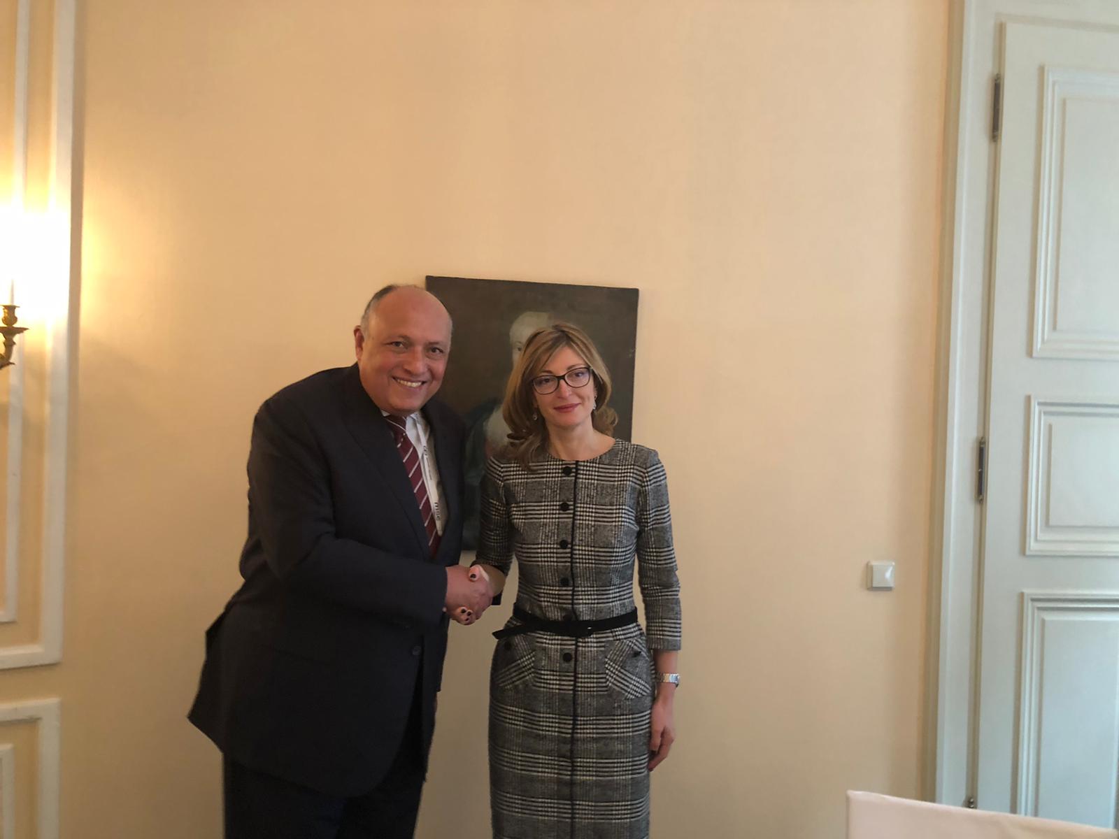 استمرارا للقاءاته المكثفة بمؤتمر ميونخ..وزير الخارجية يعقد لقاءً ثنائياً مع وزيرة خارجية بلغاريا