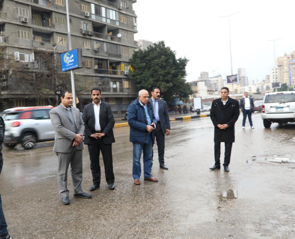 محافظ الجيزة يشدد على رؤساء الأحياء والمراكز بعدم مغادرة الشوارع قبل رفع كافة التراكمات