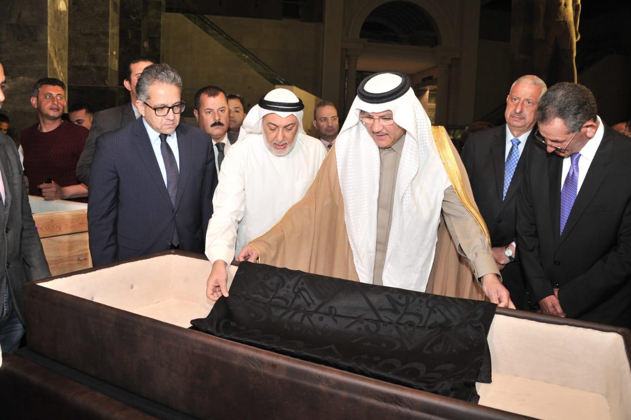 السفير السعودي يسلم قطعة من كسوة الكعبة للمتحف المصري بالعاصمة الإدارية 