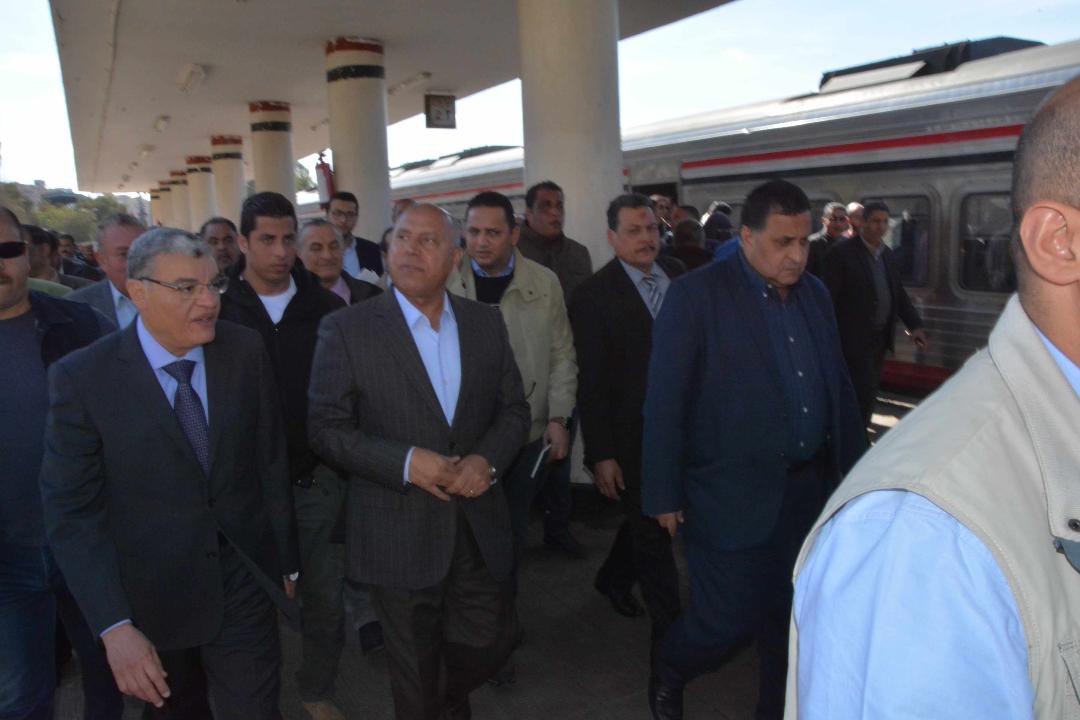 وزير النقل يصل محافظة المنيا ويتفقد محطة السكك الحديدية