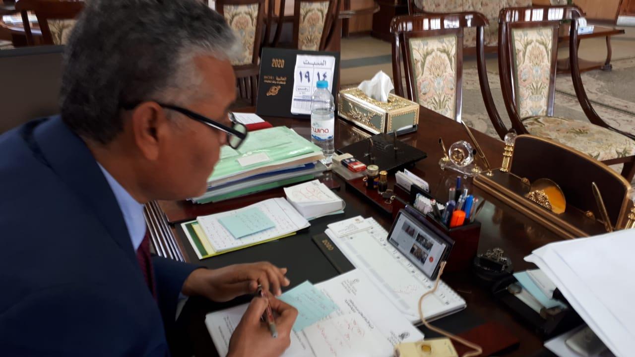  رئيس جامعة جنوب الوادى يتابع خطة وزارة التعليم العالى للتعليم عن بعد