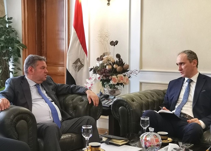 وزير قطاع الأعمال يبحث التعاون مع بيلاروسيا في إنتاج سيارات ميكروباص