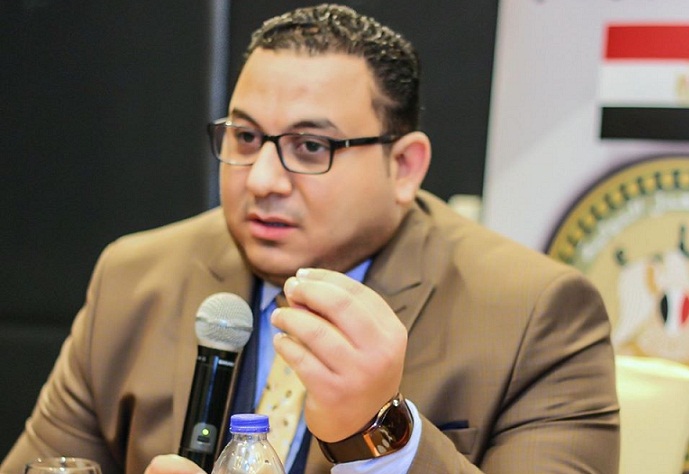 خبير اقتصادي يعلق على قرار غلق المطاعم والمقاهى.. ويطالب 