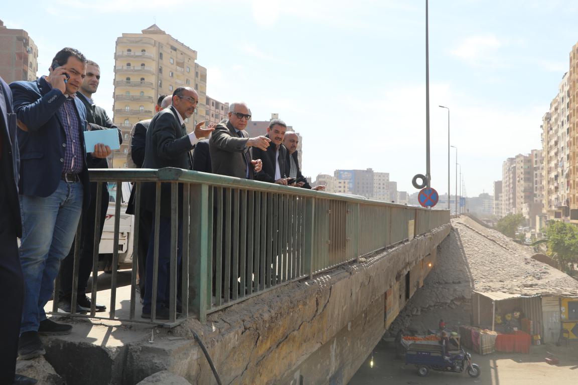 للتقصير فى متابعه أعمال النظافة.. محافظ الجيزة يقيل نائب رئيس حى الهرم ويجازى 8 اداريين