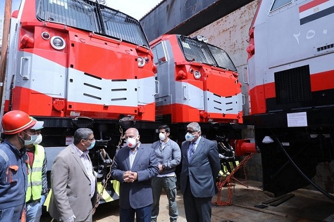 وزير النقل يشهد وصول 20 جرار سكة حديد جديدة إلى ميناء الإسكندرية 
