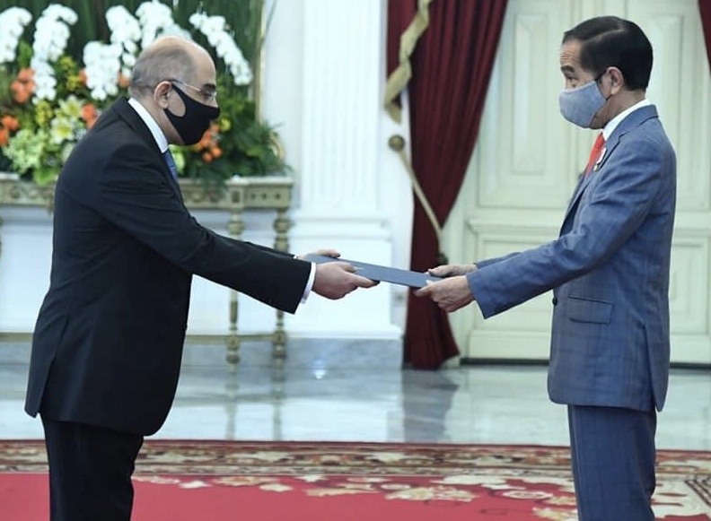 سفير مصر في جاكرتا يُقدم أوراق اعتماده للرئيس الاندونيسي