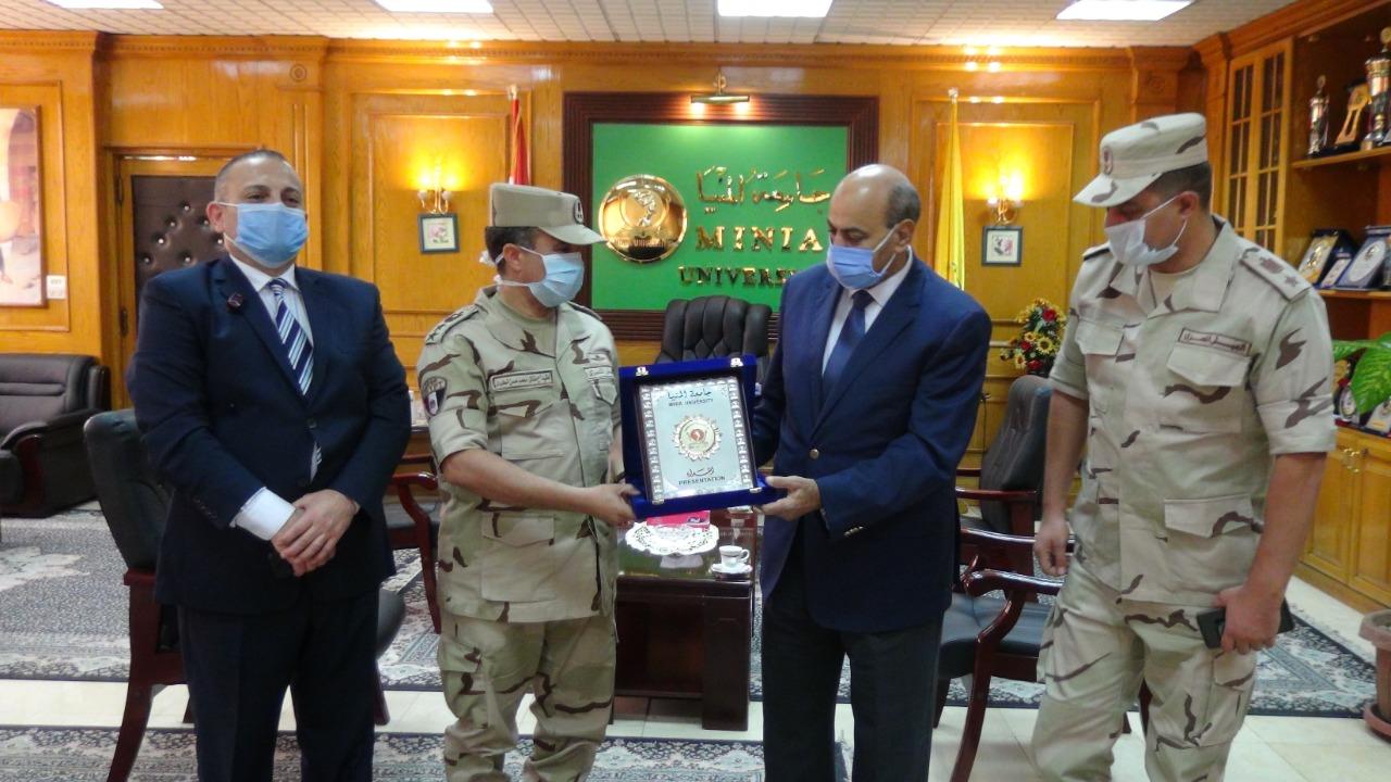 رئيس جامعة المنيا يُكرم العقيد 