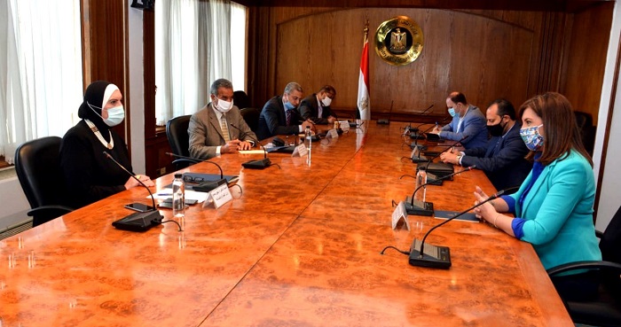 الصناعة والهجرة تعلنان إتاحة فرص عمل لـ23 مصرياً العائدين من ليبيا