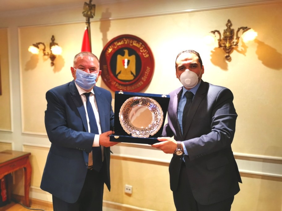 وزير قطاع الأعمال يكرم رئيس القابضة المعدنية السابق