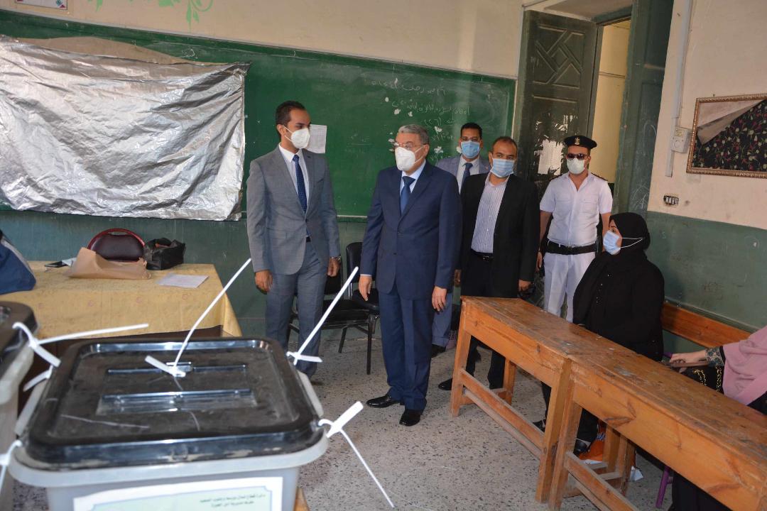 محافظ المنيا يتفقد عددا من لجان انتخابات مجلس الشيوخ في اليوم الثاني 