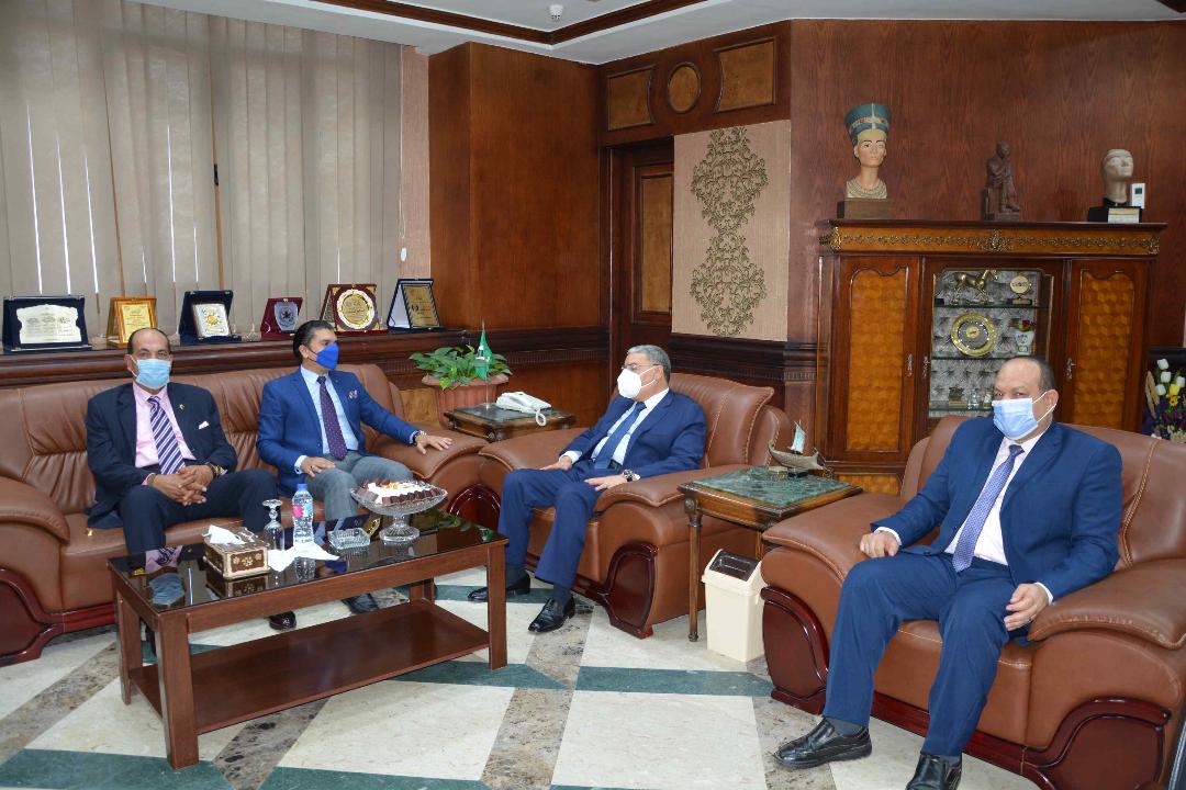 محافظ المنيا يستقبل رئيس الاتحاد المصري للميني فوتبول 