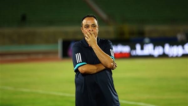 طارق يحيى يعقد جلسة مع معاونيه داخل معسكر الزمالك استعداداً لمواجهة طنطا