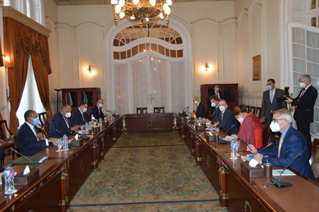 وزير الخارجية يلتقي نظيره الألماني ويبحثان العلاقات الثنائية والقضايا الإقليمية