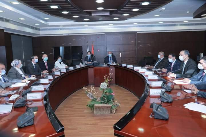 وزير النقل يبحث مع السفير الفرنسي بالقاهرة التعاون في مجال انشاء خطوط سكك حديدية جديدة