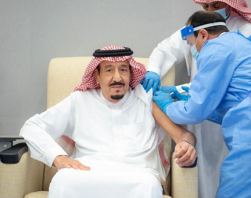 الملك سلمان بن عبد العزيز يتلقى الجرعة الأولى من لقاح كوفيد_ 19