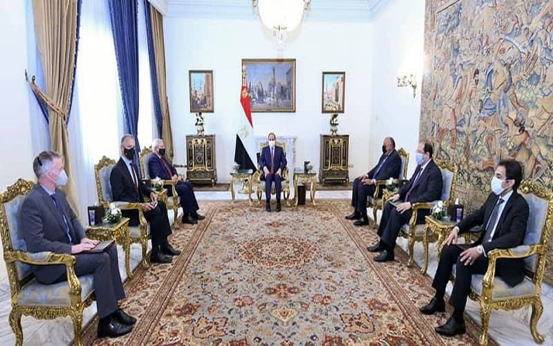 الرئيس السيسي يستقبل رئيس لجنة العلاقات الخارجية بمجلس الشيوخ الأمريكي