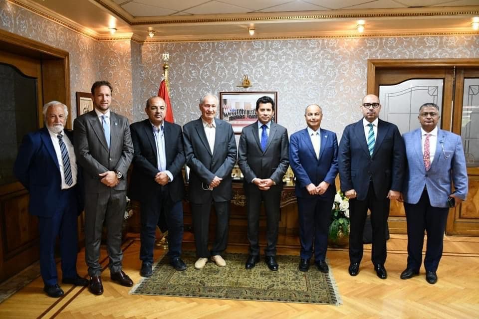 وزير الرياضة يلتقي بـ «المسلم» رئيس الاتحاد الدولي و«إدريس» رئيس الاتحاد المصري للسباحة