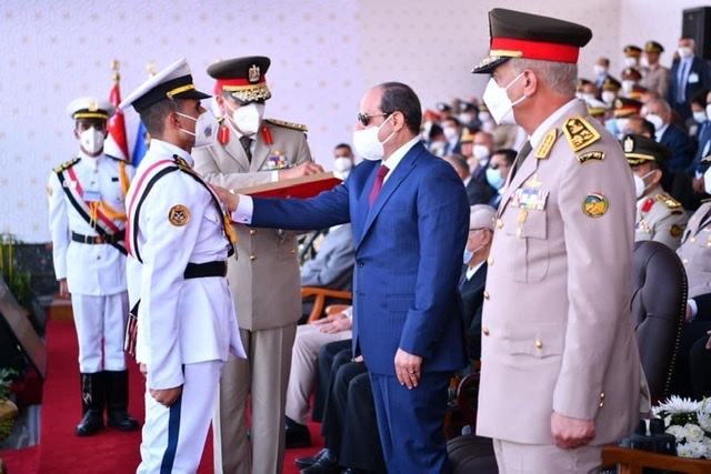 بالصور.. الرئيس السيسي يكرم دفعة جديدة من الكلية الحربية