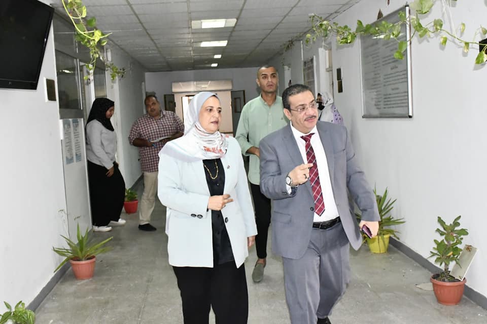 رئيس جامعة القناة يعلن فى جوله بكلية الطب البيطري: ٣ برامج مميزة بالكلية هذا العام 