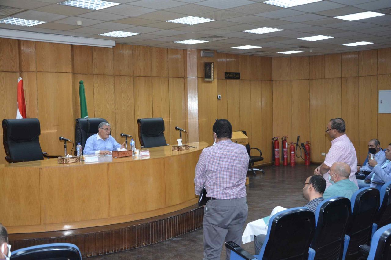محافظ المنيا يناقش الموقف التنفيذي لرصف الطرق المحلية والمدرجة بالخطة الاستثمارية