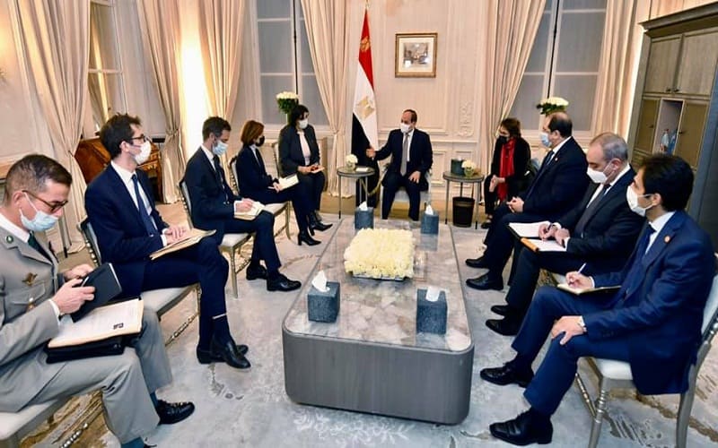 الرئيس السيسي يلتقي وزيرة الجيوش الفرنسية بالعاصمة باريس