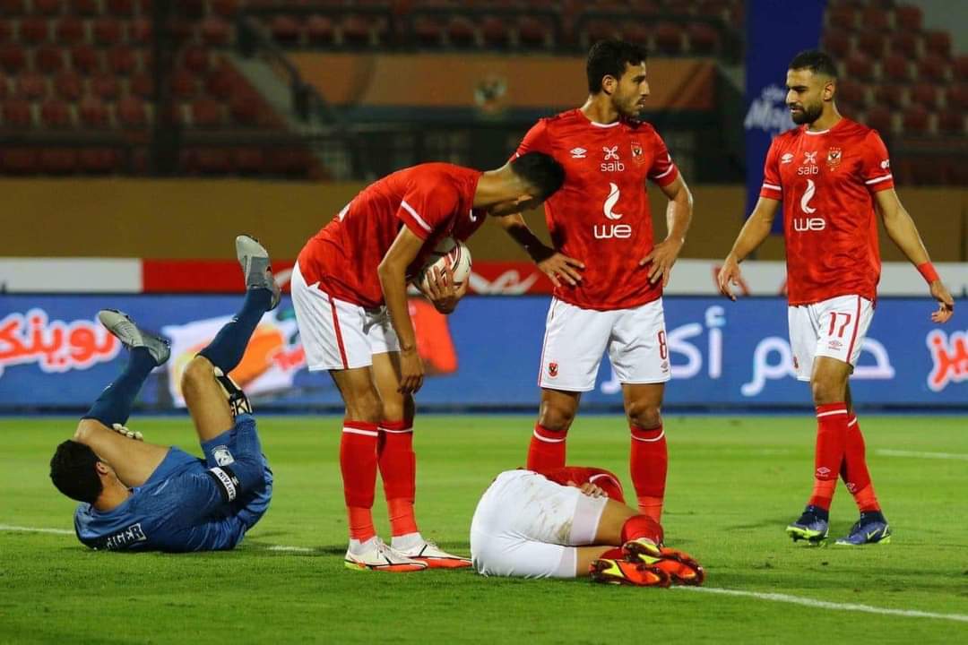 التعادل السلبي يفرض نفسه بين الأهلي والمقاولون العرب بالشوط الاول 