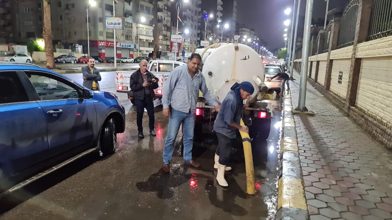 الجيزة تجتاز أولى إختبارات الأمطار.. رفع أثار الأمطار من الشوارع ومحافظ الجيزة يقود أعمال شفط المياه وتكليف رؤساء الأحياء والمراكز بمراجعة أعمدة وكابلات الكهرباء

 