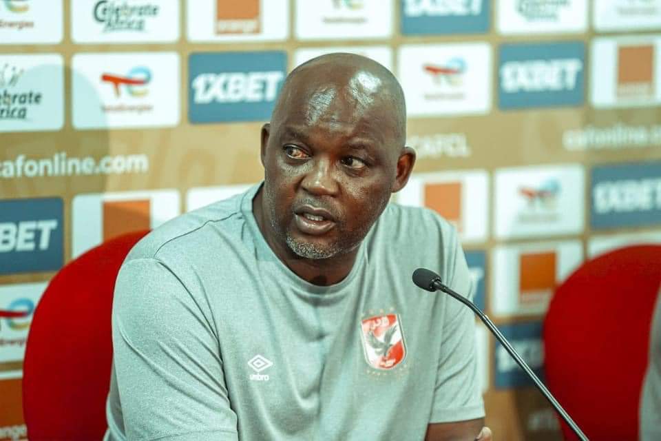 موسيماني منفعلًا: انا المسؤول عن تبديل أي لاعب.. لا يوجد لدينا نجما للفريق 