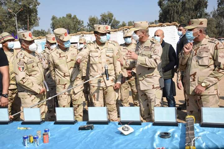 وزير الدفاع يتفقد معسكر إعداد وتأهيل مقاتلي شمال سيناء ويلتقى برجال الجيش الثاني الميداني