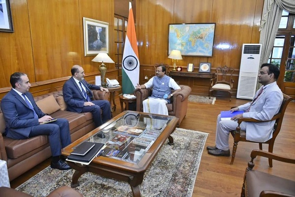 سفير مصر في نيودلهي يبحث سبل تطوير العلاقات الثنائية مع وزير الدولة الهندي للشئون الخارجية

