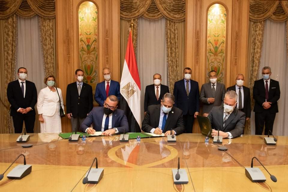 وزير الدولة للإنتاج الحربي يشهد توقيع عقد شراكة مع شركة نانوفوس اليونانية لتصنيع البويات المائية