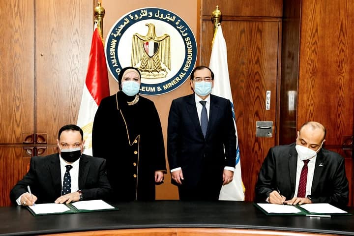 توقيع عقدين لتمويل مشروعات البرنامج الرئاسي لتحويل السيارات للعمل بالغاز 
