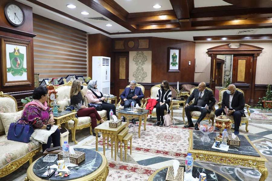 محافظ المنيا يبحث أنشطة مشروع 