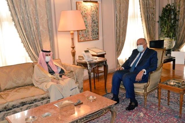 وزير الخارجية يستقبل نظيره السعودي لبحث سبل التعاون المشترك