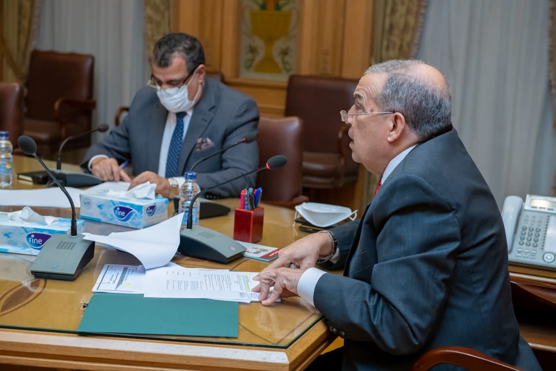 وزير الدولة للإنتاج الحربي يبحث مع شركة 