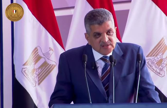 الفريق أسامة ربيع يستعرض المشروعات التنموية لقناة السويس مع وفد الكونجرس الأمريكي