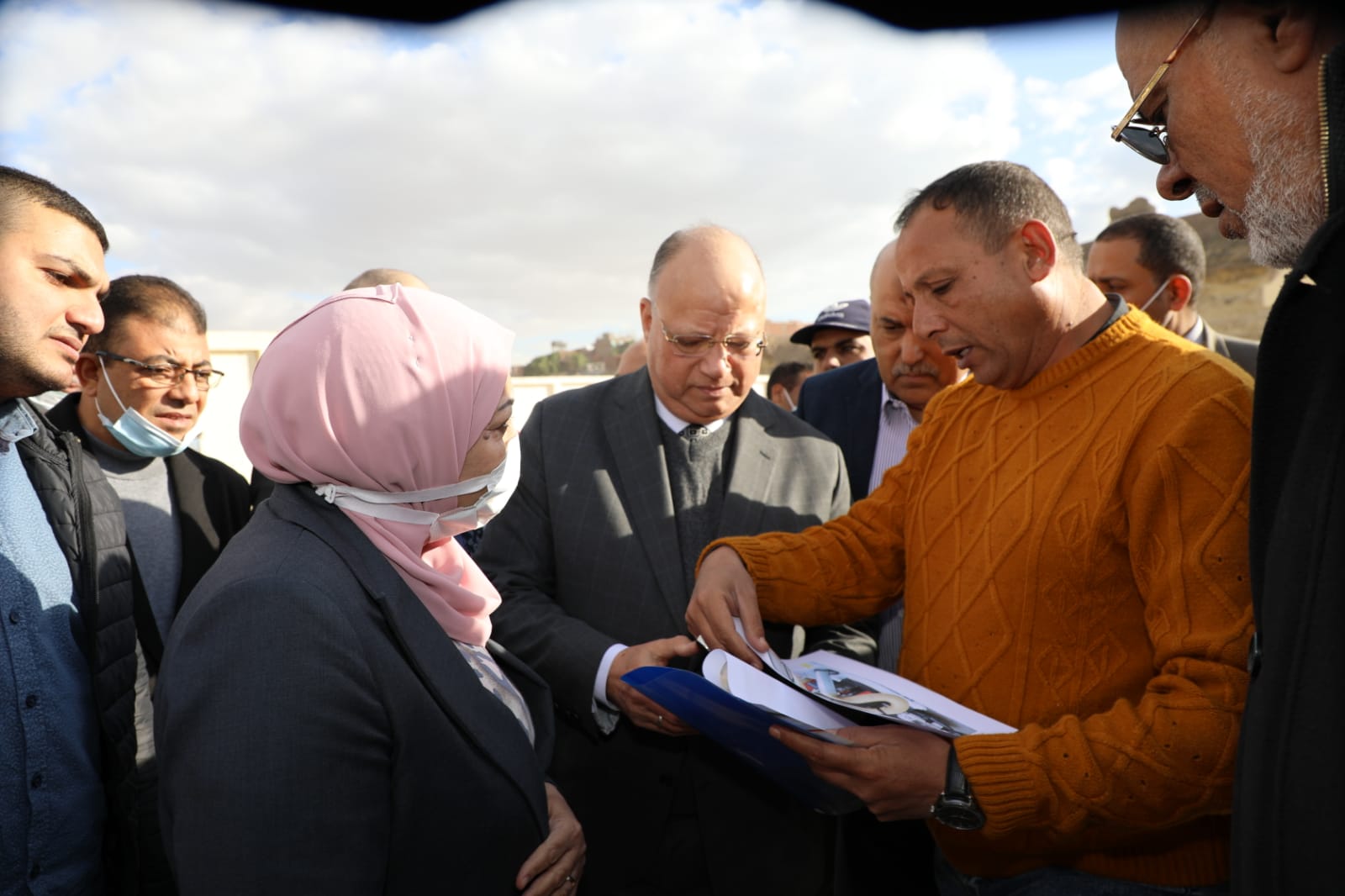 محافظ القاهرة يعقد لقاء مع اصحاب الورش والمصانع بمدينة الفواخير للتعرف على أهم المشكلات