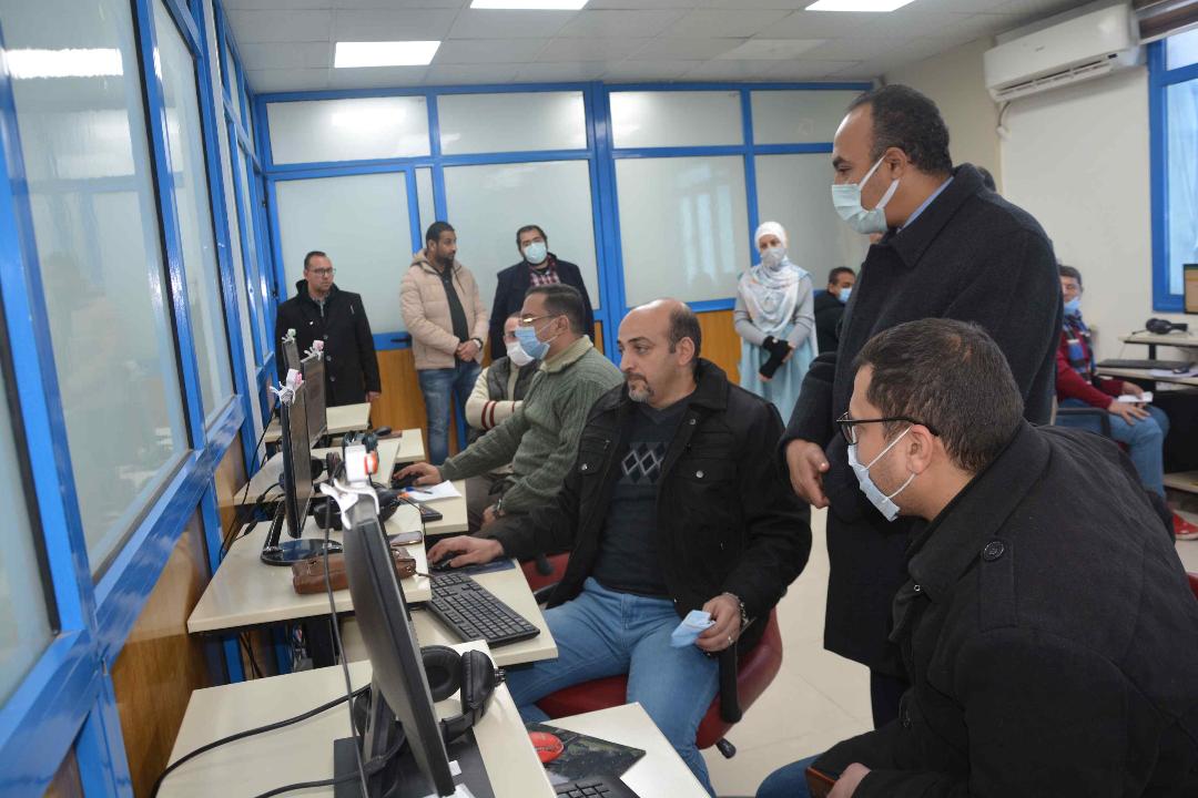 لرفع كفاءة الكوادر البشرية نائب محافظ المنيا يتابع دورات التحول الرقمى للعاملين بالجهات الحكومية،  