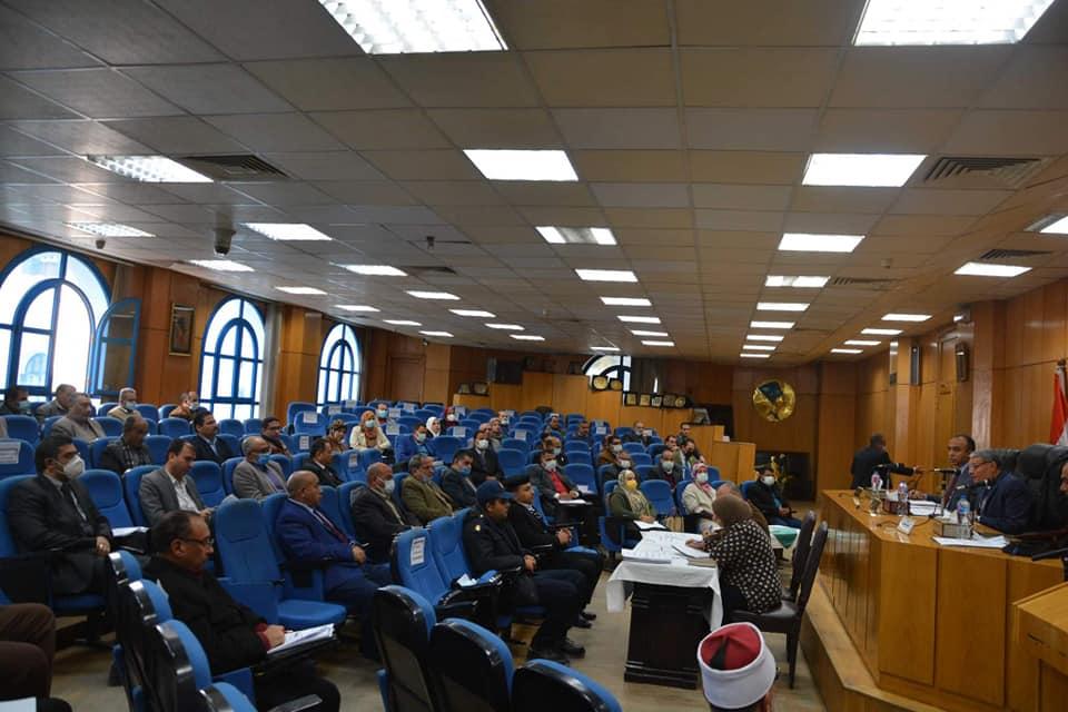 محافظ المنيا يوجه برفع درجة الاستعداد لاستقبال عيد الميلاد ويناشد المواطنين الالتزام بالإجراءات الوقائية