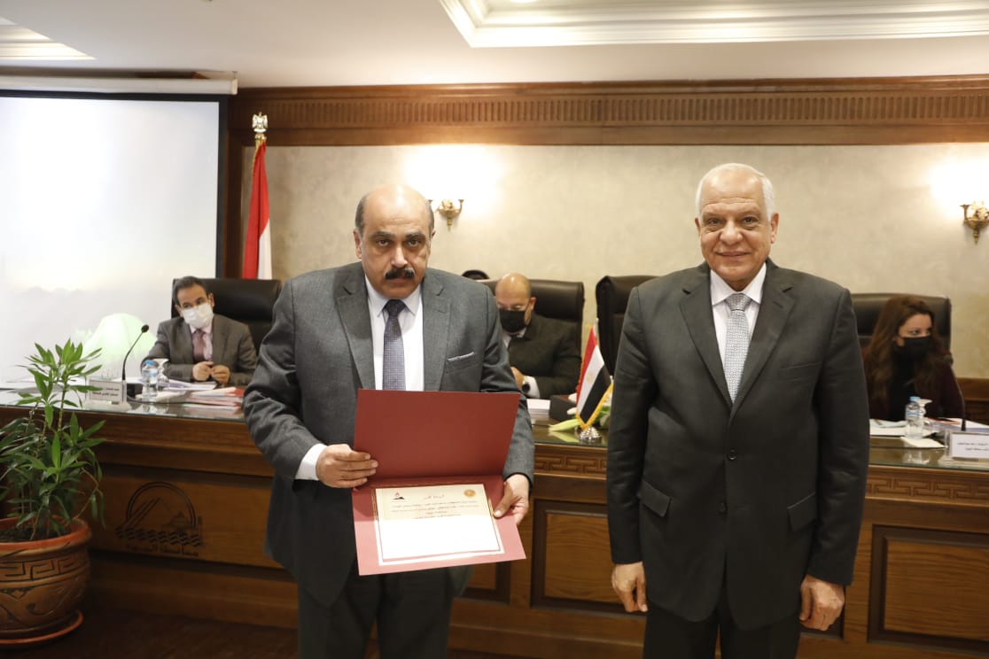 بالصور.. محافظ الجيزة يكرم السكرتير العام والعاملين بمركز معلومات ودعم إتخاذ القرار