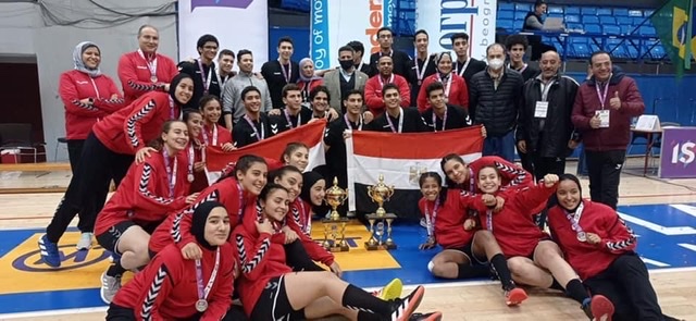 سفير مصر لدى صربيا يلتقي فريقي البنات والبنين في بطولة العالم لكرة اليد 