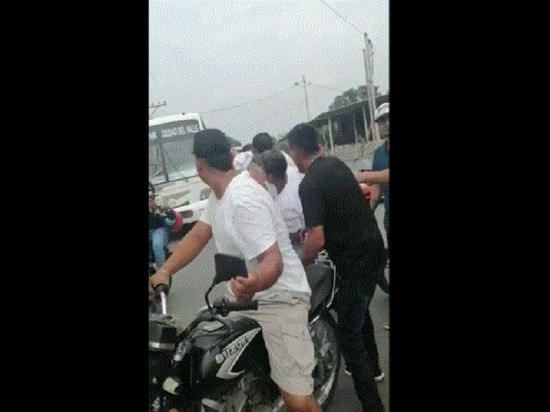 أخرجوا جثته من النعش ليشيعوه بجولة على دراجة نارية، والشرطة :