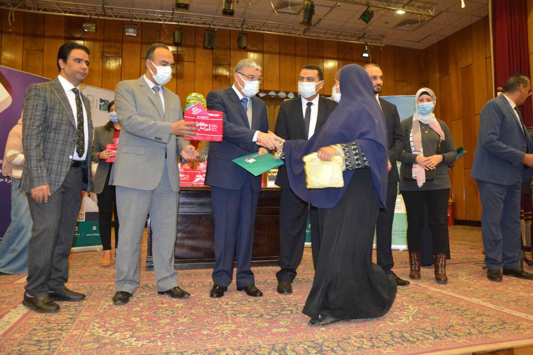 محافظ المنيا يسلم عدداً من الأجهزة التعويضية للمستحقين من  الأكثر احتياجا بقرى 
