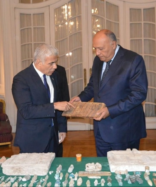 بالصور.. لابيد يُسلم شكري 95 قطعة أثرية مهربة