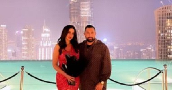 درة تشارك متابعيها  بصورة جديدة مع زوجها  في عيد الحب من أمام برج خليفة
