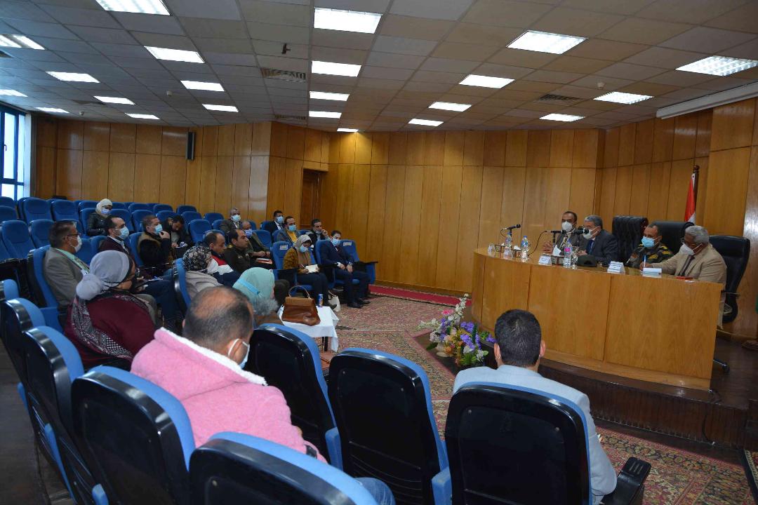 محافظ المنيا يجتمع وممثلي الجمعيات الأهلية لتوحيد الجهود للمشاركة في مبادرة 