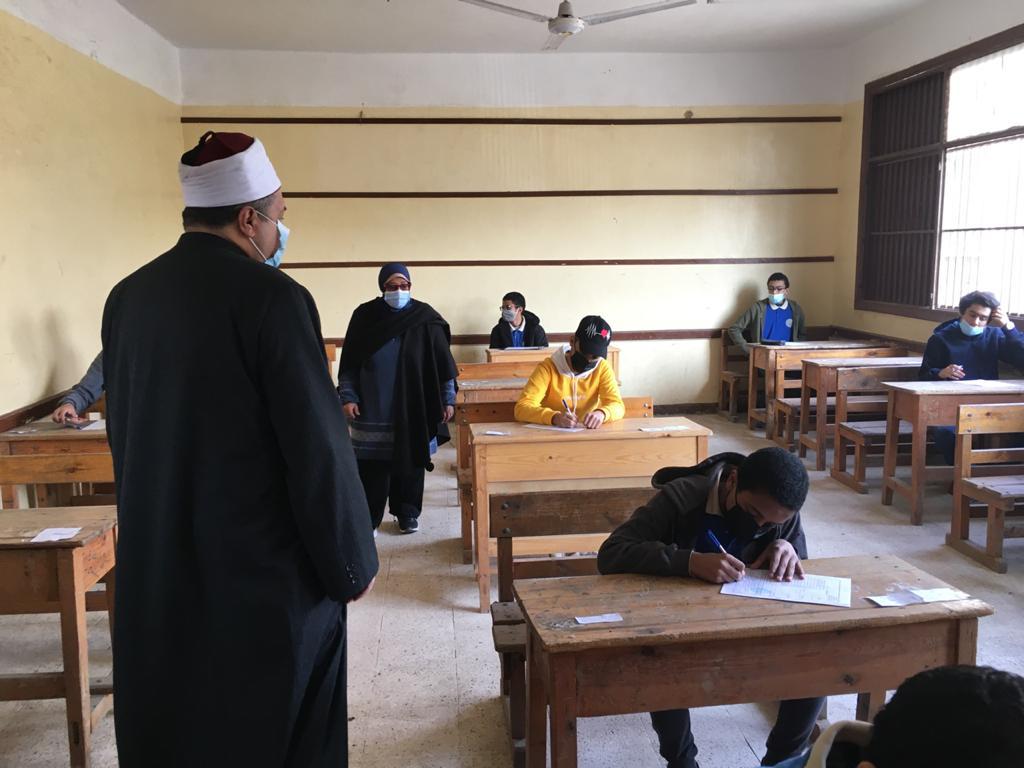 نائب رئيس جامعة الأزهر يطمئن على الامتحانات بكليات بفرع البنين بالقاهرة