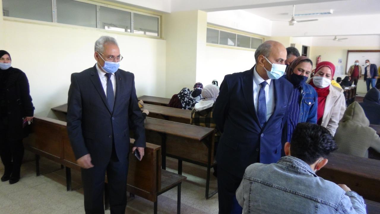 رئيس جامعة المنيا يتفقد أعمال امتحانات الفصل الدراسي الأول