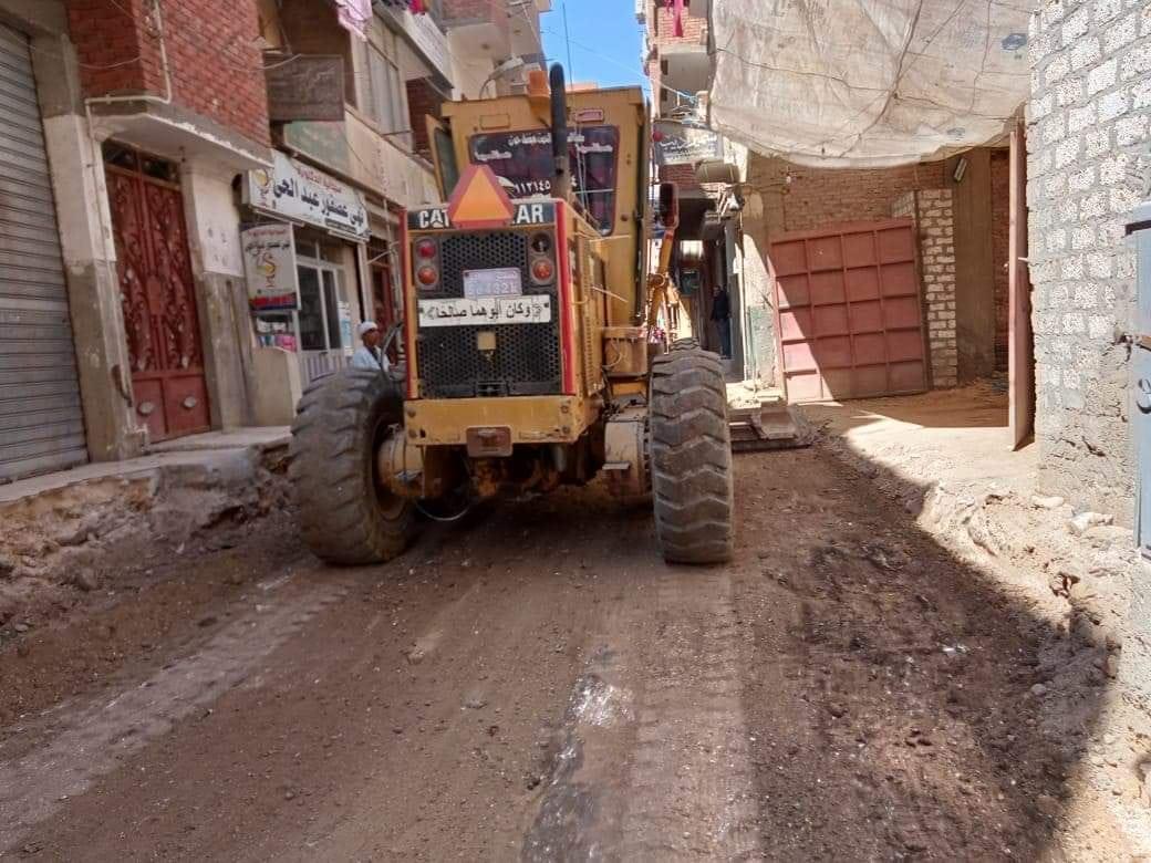 بدء أعمال الرصف بـ 24 شارع بمدينة أبو قرقاص بالمنيا